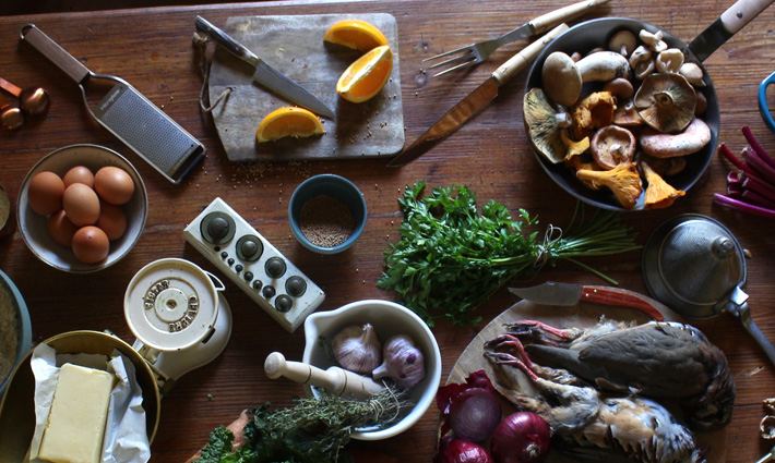 Detalle de mesa utensilios de cocina con ingredientes